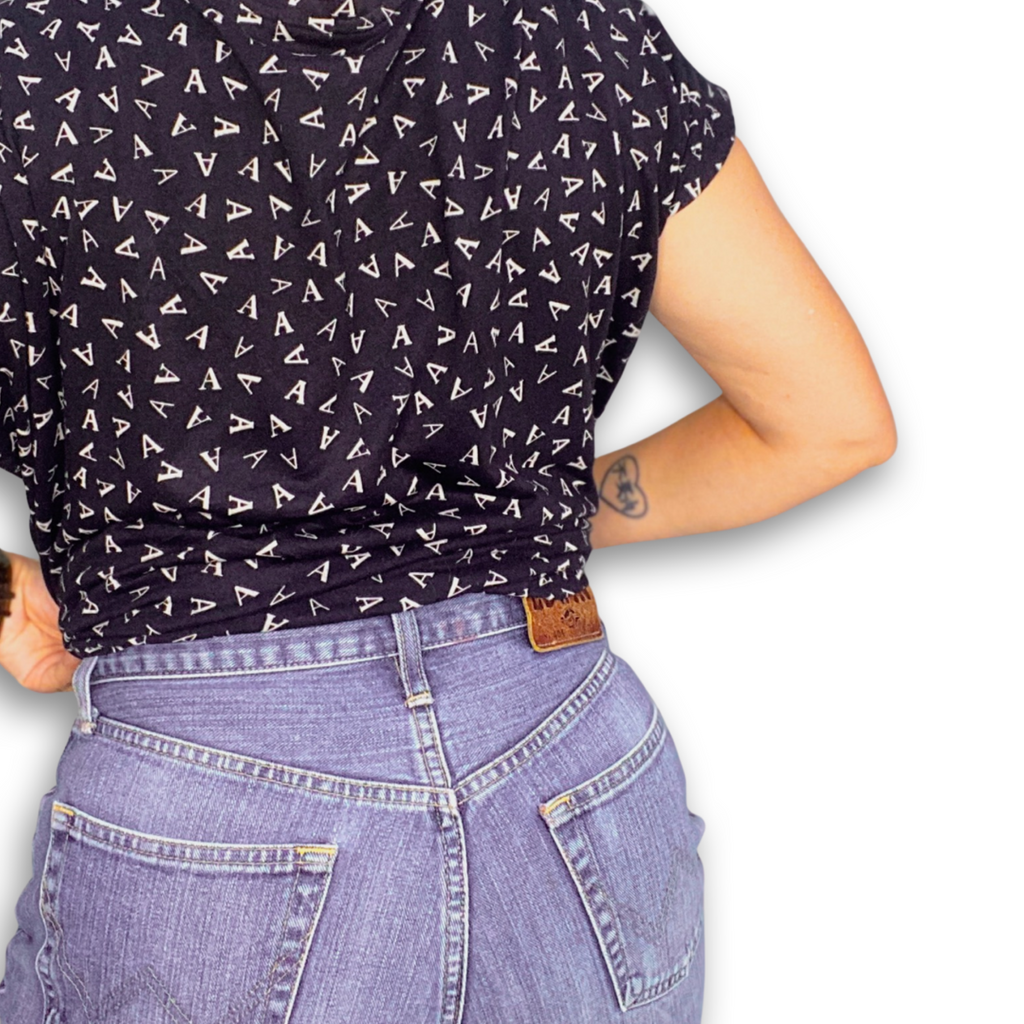 EDWIN 404 STRAIGHT CUT MID RISE JEANS // Zipper fly, ankle length; waist 30 - leg 30
