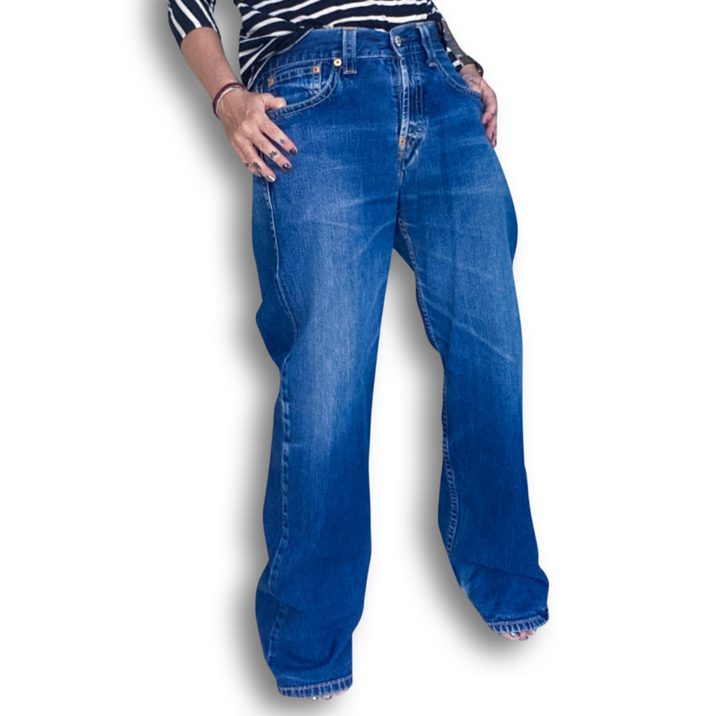 MENS LEVIS 902 BACK CINCH JEANS // Button fly and rivet details. Size 33 waist 32 length.