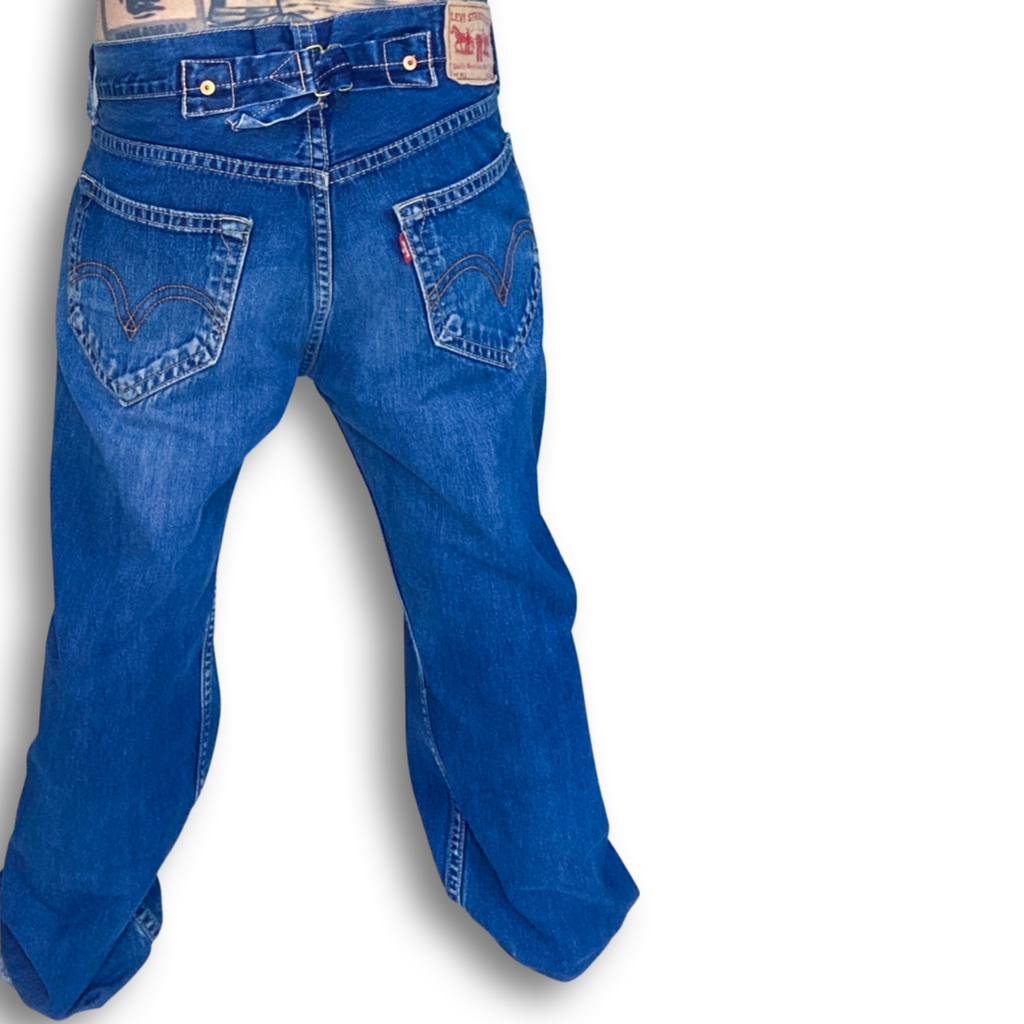 MENS LEVIS 902 BACK CINCH JEANS // Button fly and rivet details. Size 33 waist 32 length.
