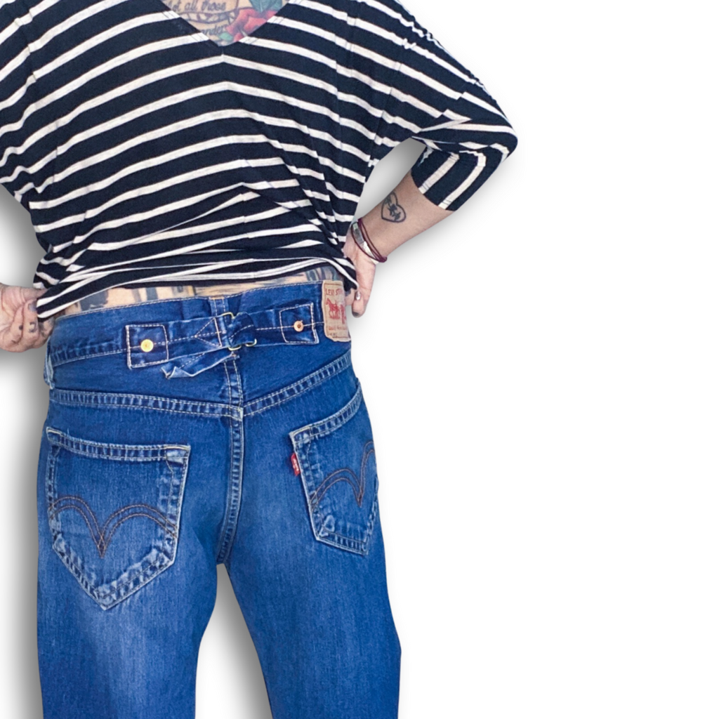 MENS LEVIS 902 BACK CINCH JEANS // Button fly and rivet details. Size 33 waist 32 length.