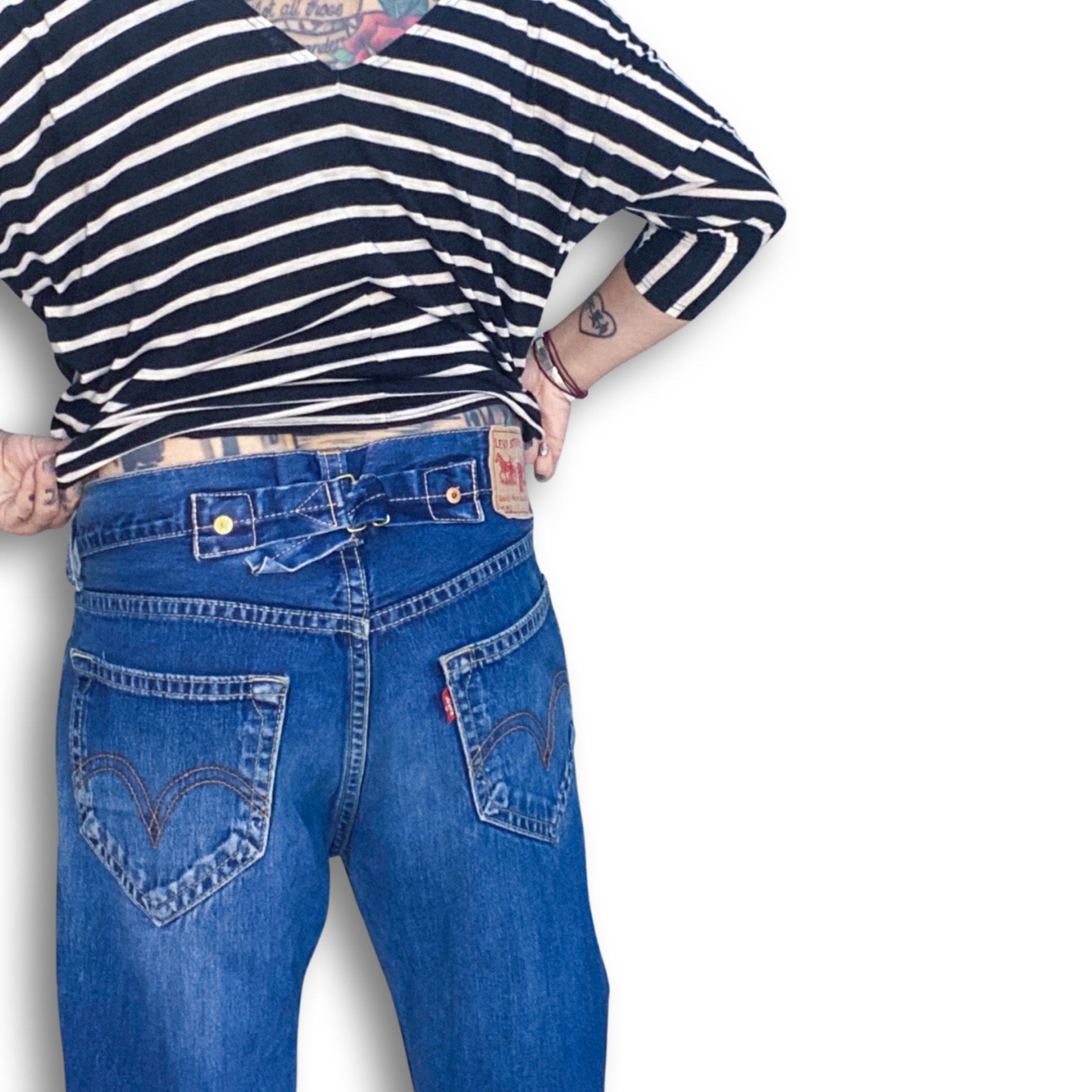 MENS LEVIS 902 BACK CINCH JEANS // Button fly and rivet details. Size 33 waist 32 length.