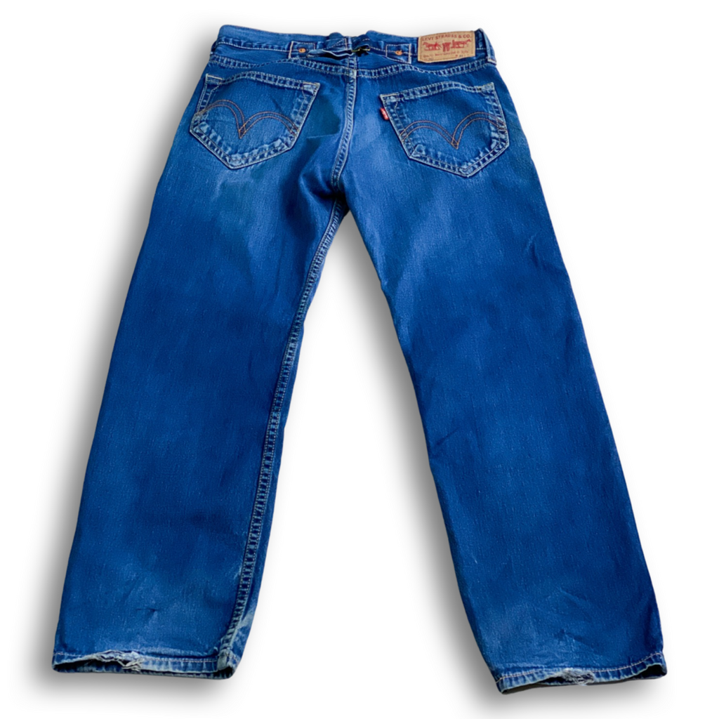MENS LEVIS 902 BACK CINCH JEANS // Button fly and rivet details. Size 33 waist 32 length.