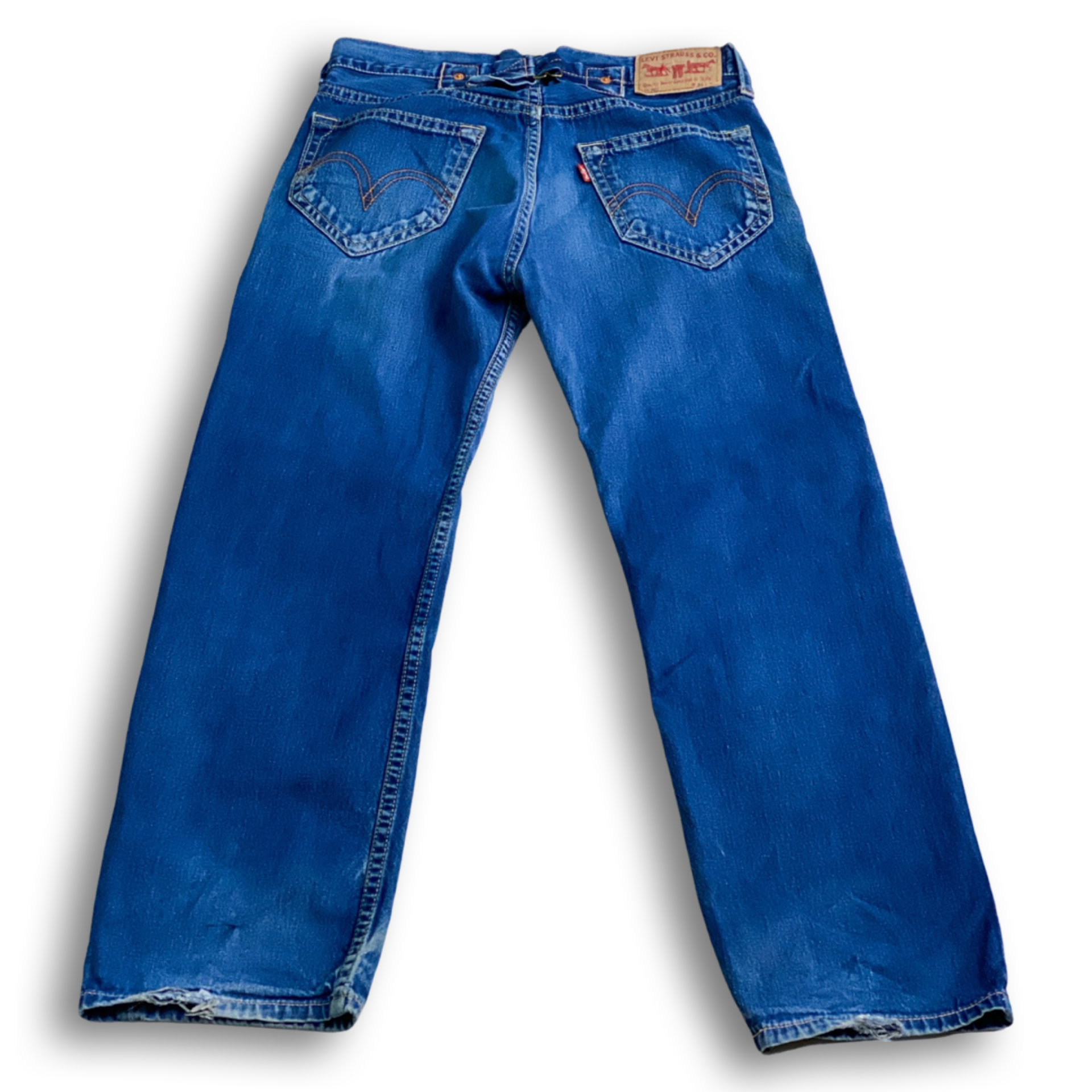 MENS LEVIS 902 BACK CINCH JEANS // Button fly and rivet details. Size 33 waist 32 length.