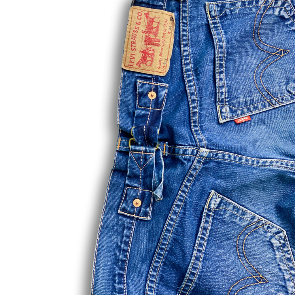 MENS LEVIS 902 BACK CINCH JEANS // Button fly and rivet details. Size 33 waist 32 length.
