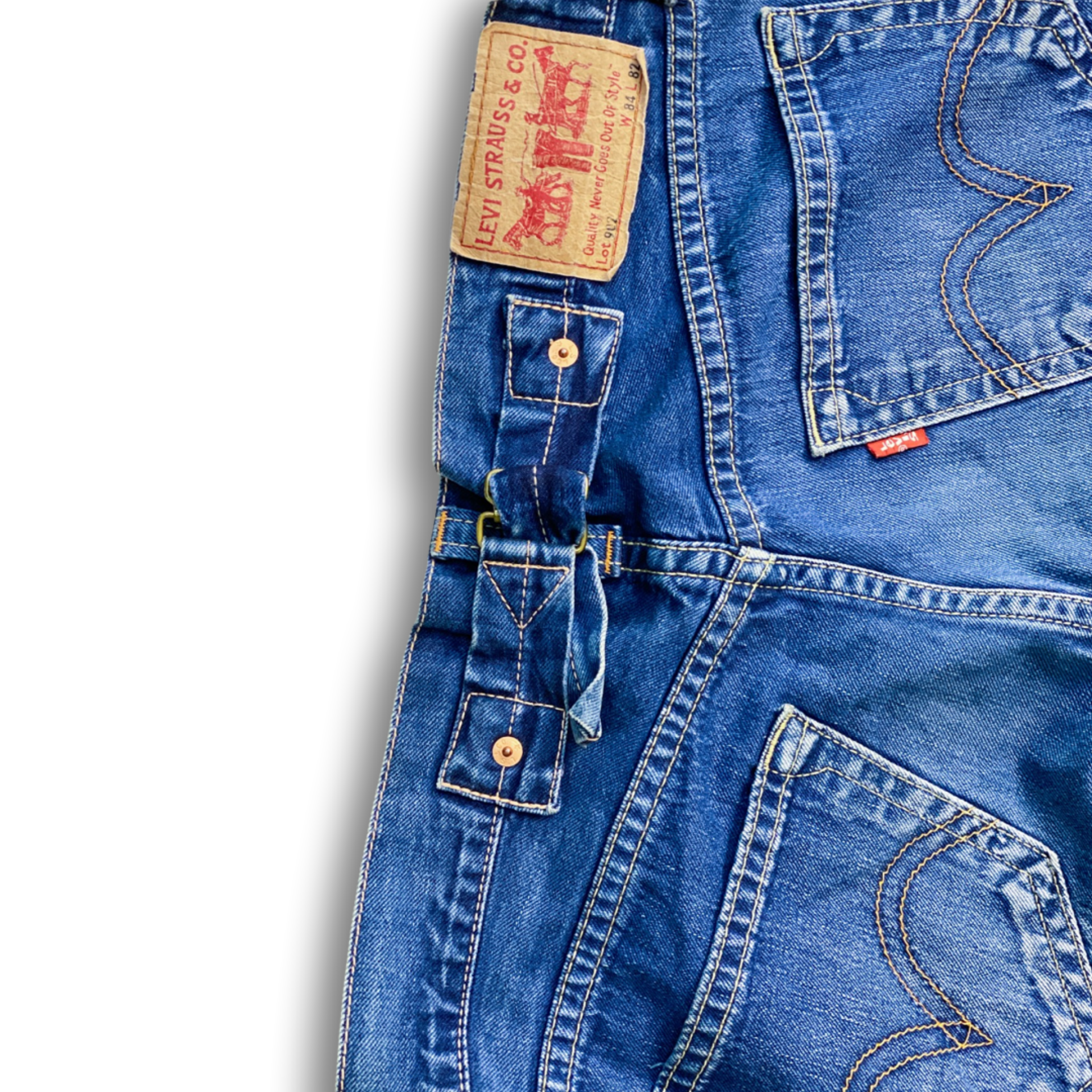 MENS LEVIS 902 BACK CINCH JEANS // Button fly and rivet details. Size 33 waist 32 length.