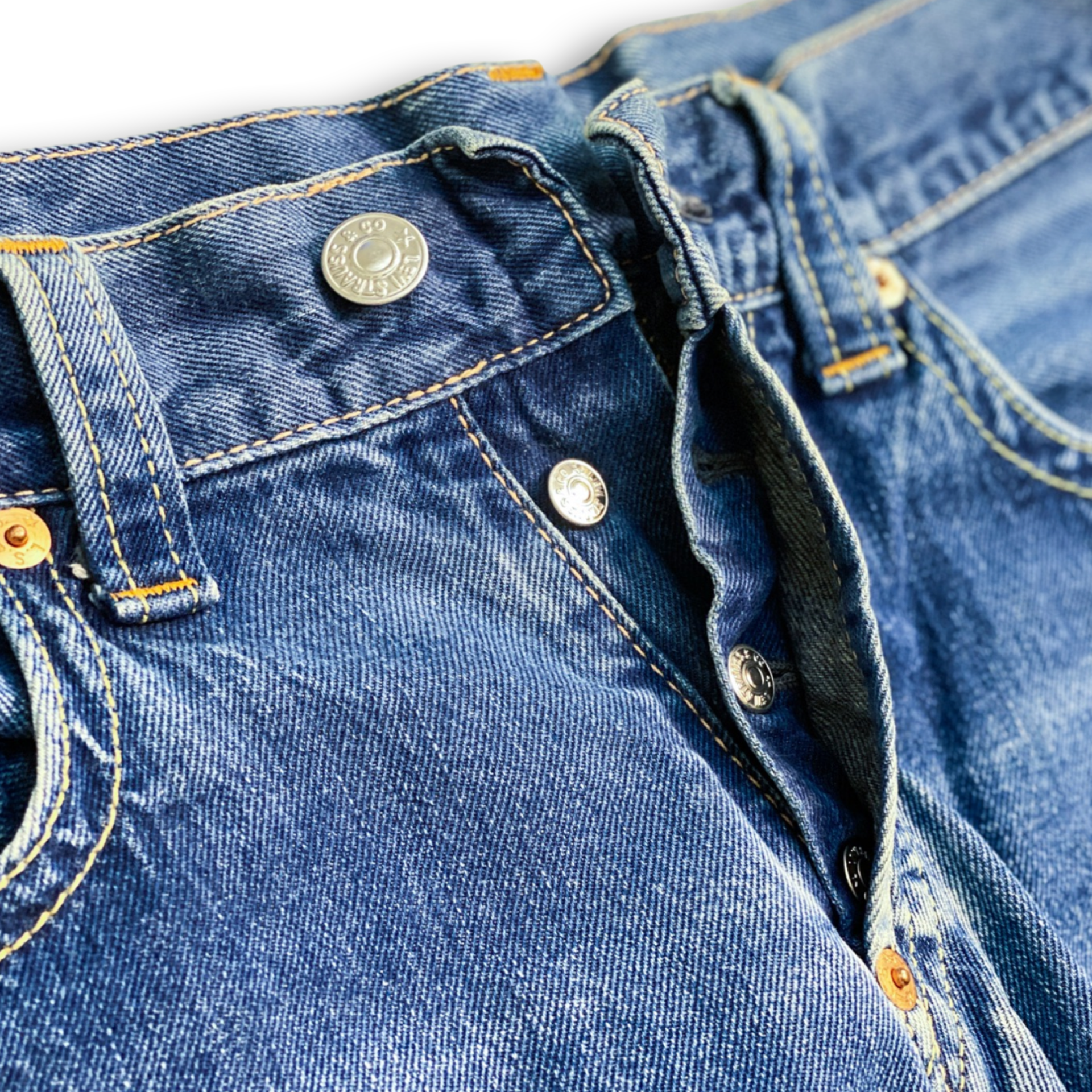 MENS LEVIS 902 BACK CINCH JEANS // Button fly and rivet details. Size 33 waist 32 length.