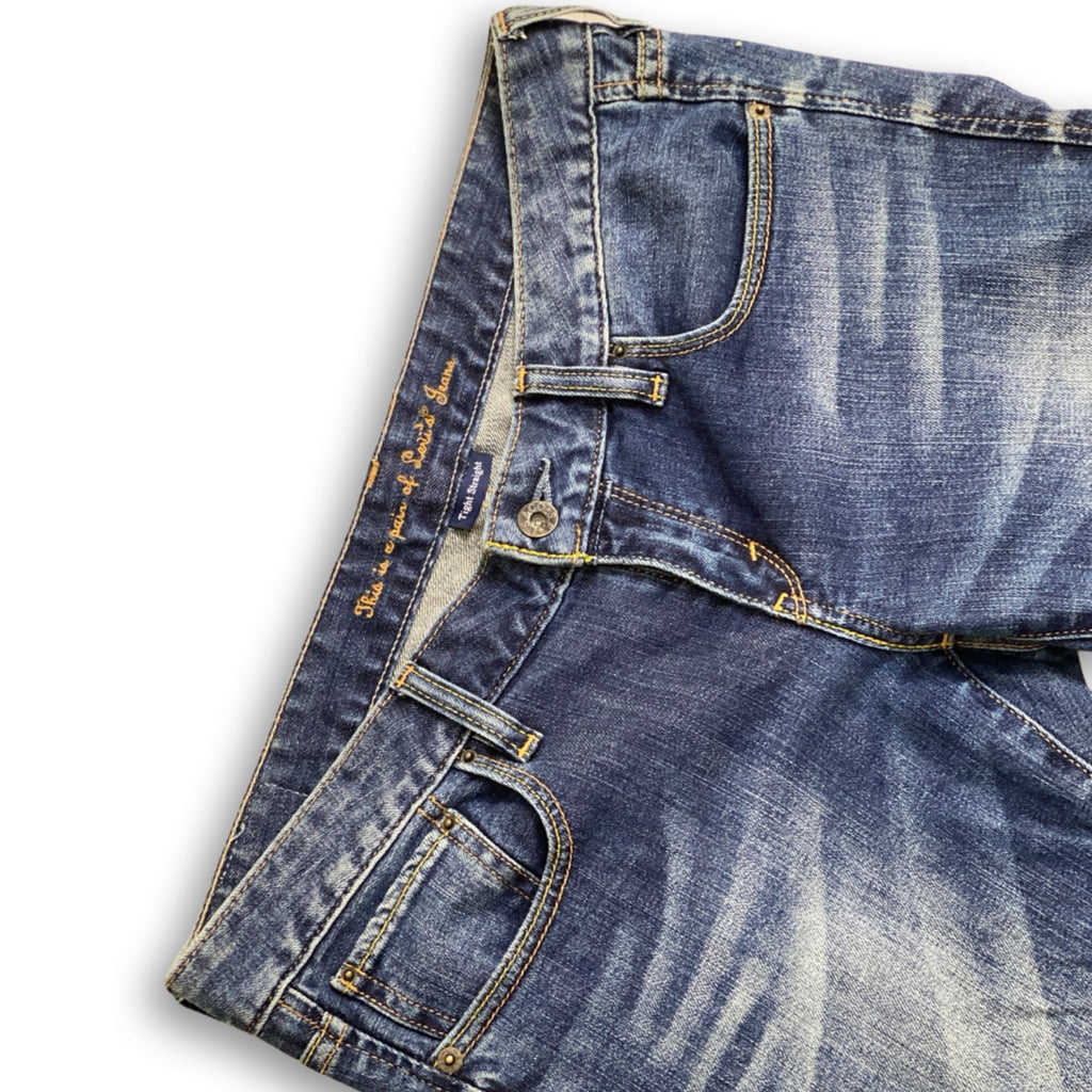 LEVIS FEMALE, TIGHT, STRAIGHT FIT 32 waist 30 length