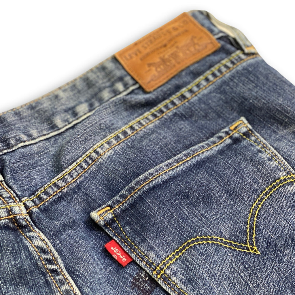 LEVIS FEMALE, TIGHT, STRAIGHT FIT 32 waist 30 length