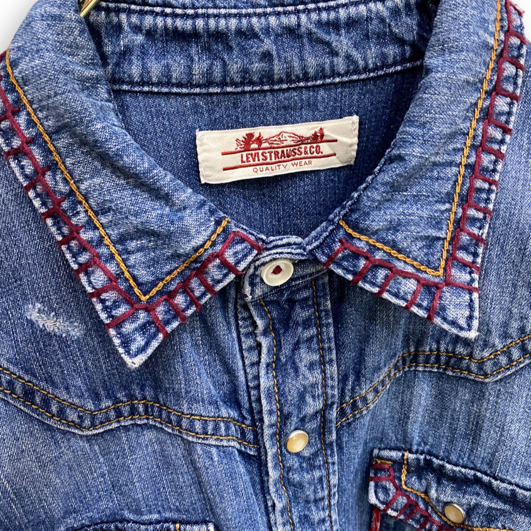 RARE LEVIS WESTERN SHIRT WITH BLANKET STITCH DETAILS // Pearl popper buttons size medium