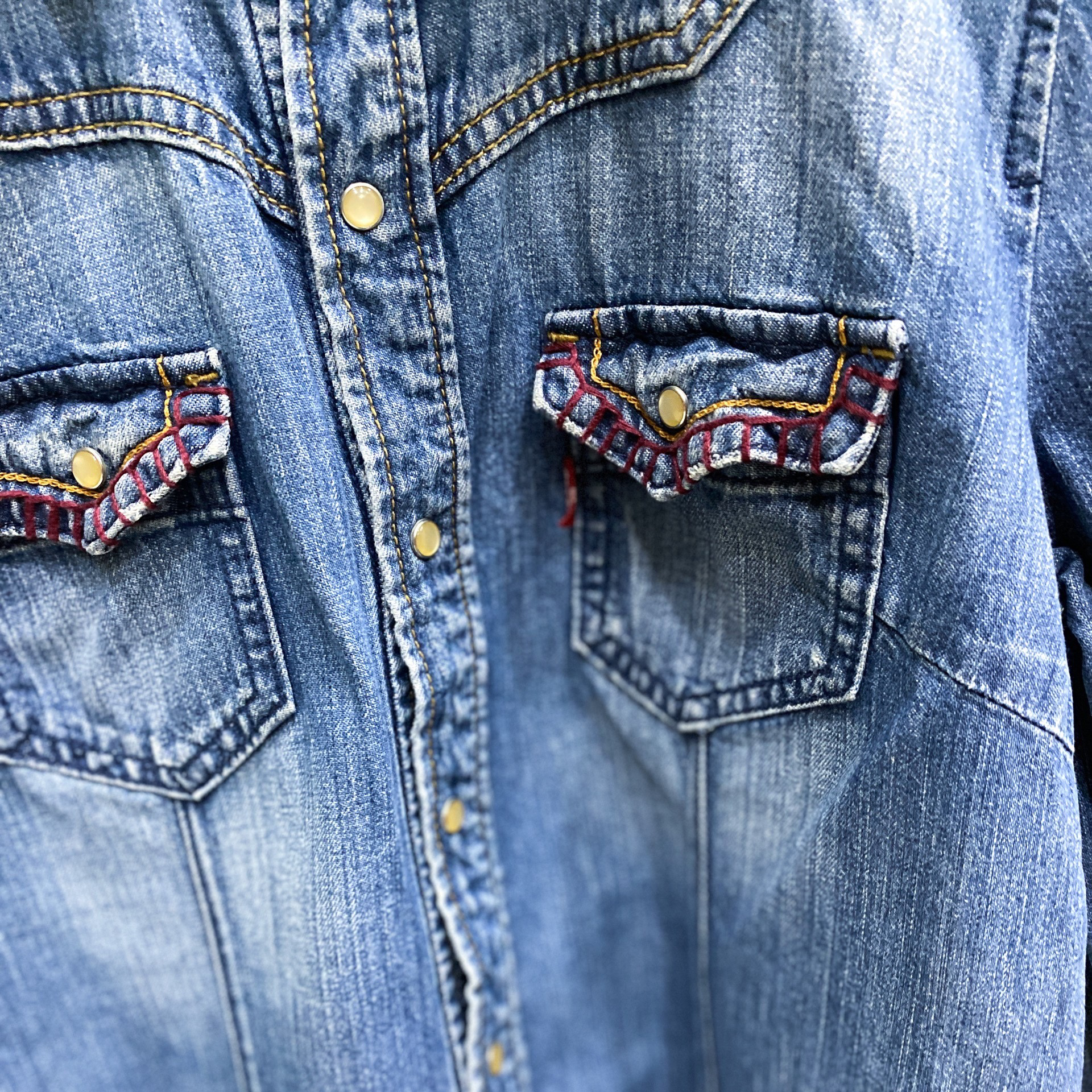 RARE LEVIS WESTERN SHIRT WITH BLANKET STITCH DETAILS // Pearl popper buttons size medium