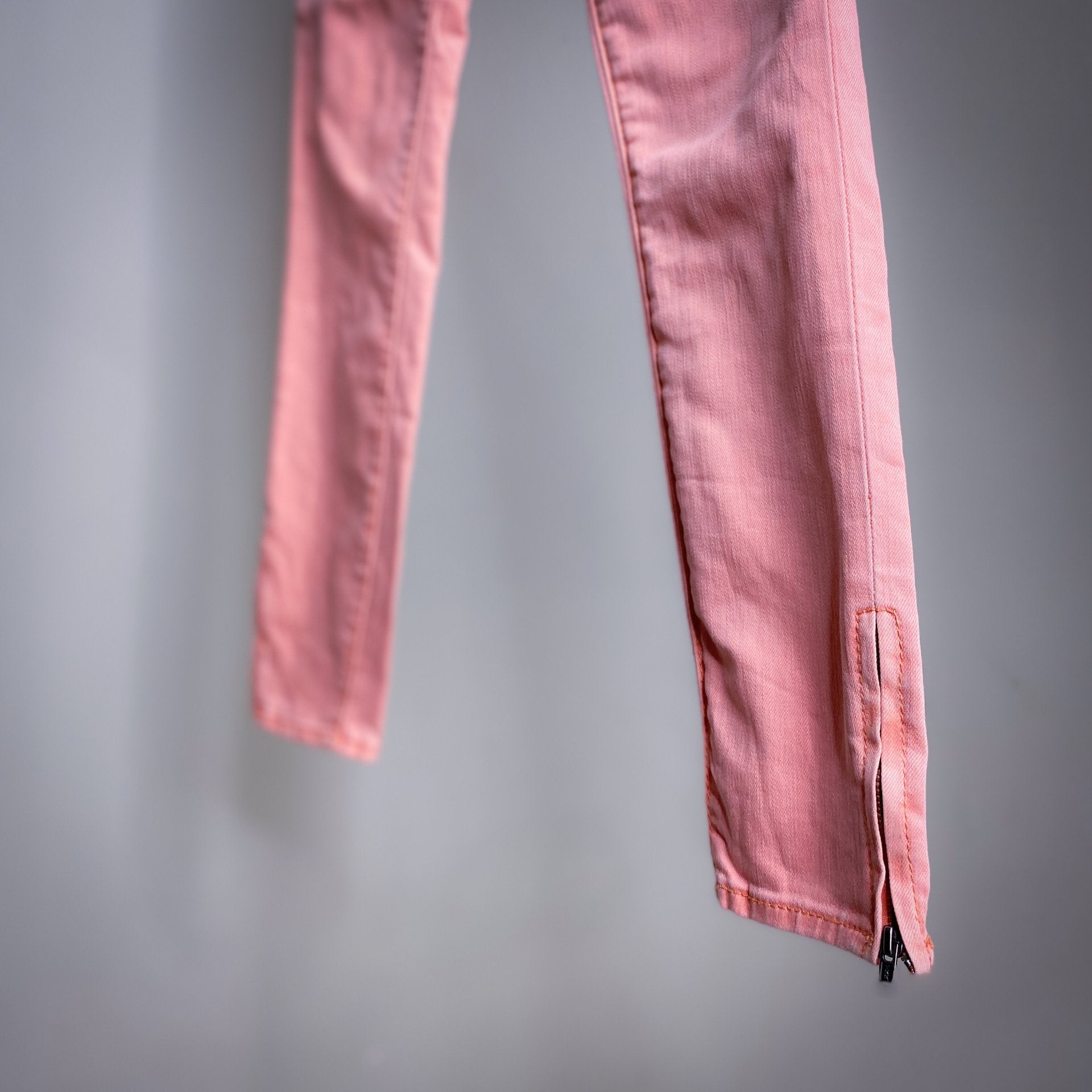 FREE PEOPLE SALMON PINK CROPPED SKINNIES WITH ANKLE ZIPPERS