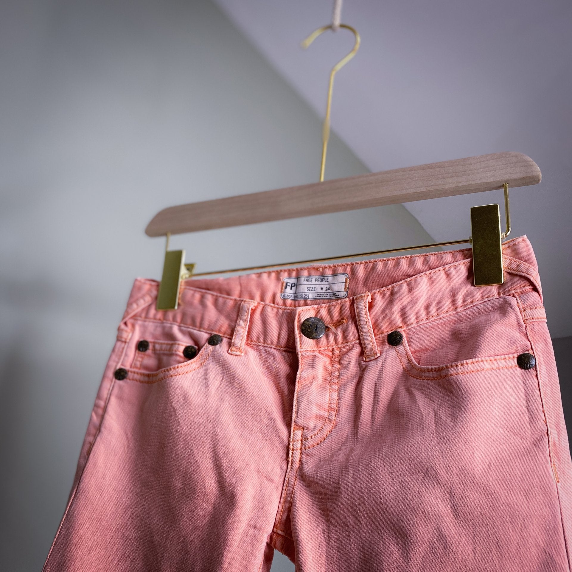 FREE PEOPLE SALMON PINK CROPPED SKINNIES WITH ANKLE ZIPPERS