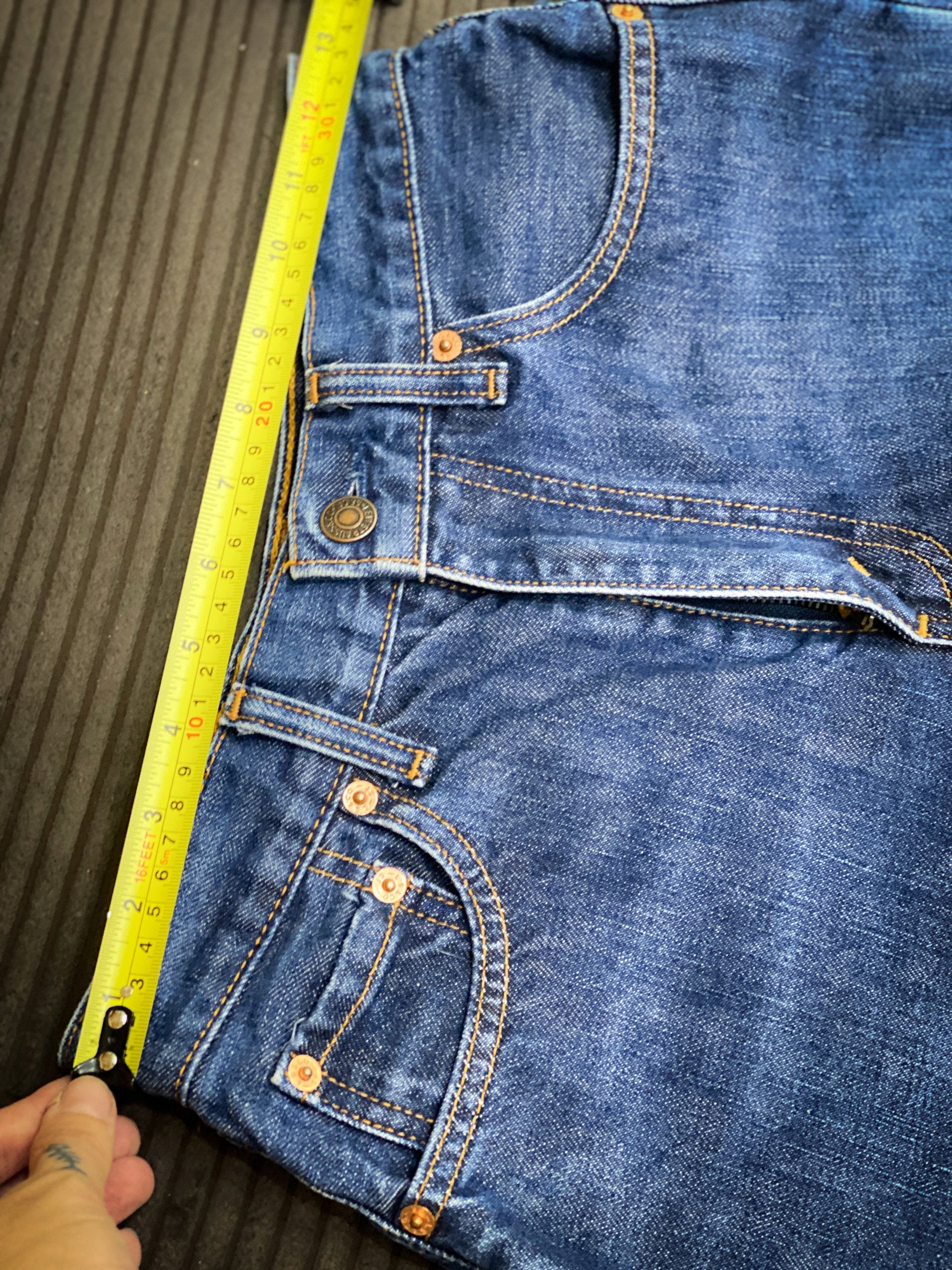 LEVIS CUT OFF DENIM SHORTS // Zipper fly; waist fits 25-26
