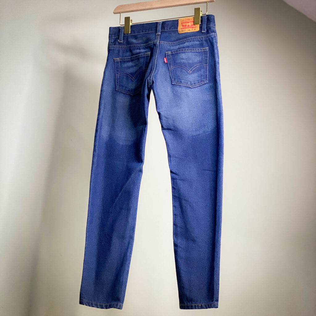 LEVIS 511 SKINNY JEANS // Size 27 waist 27 length.