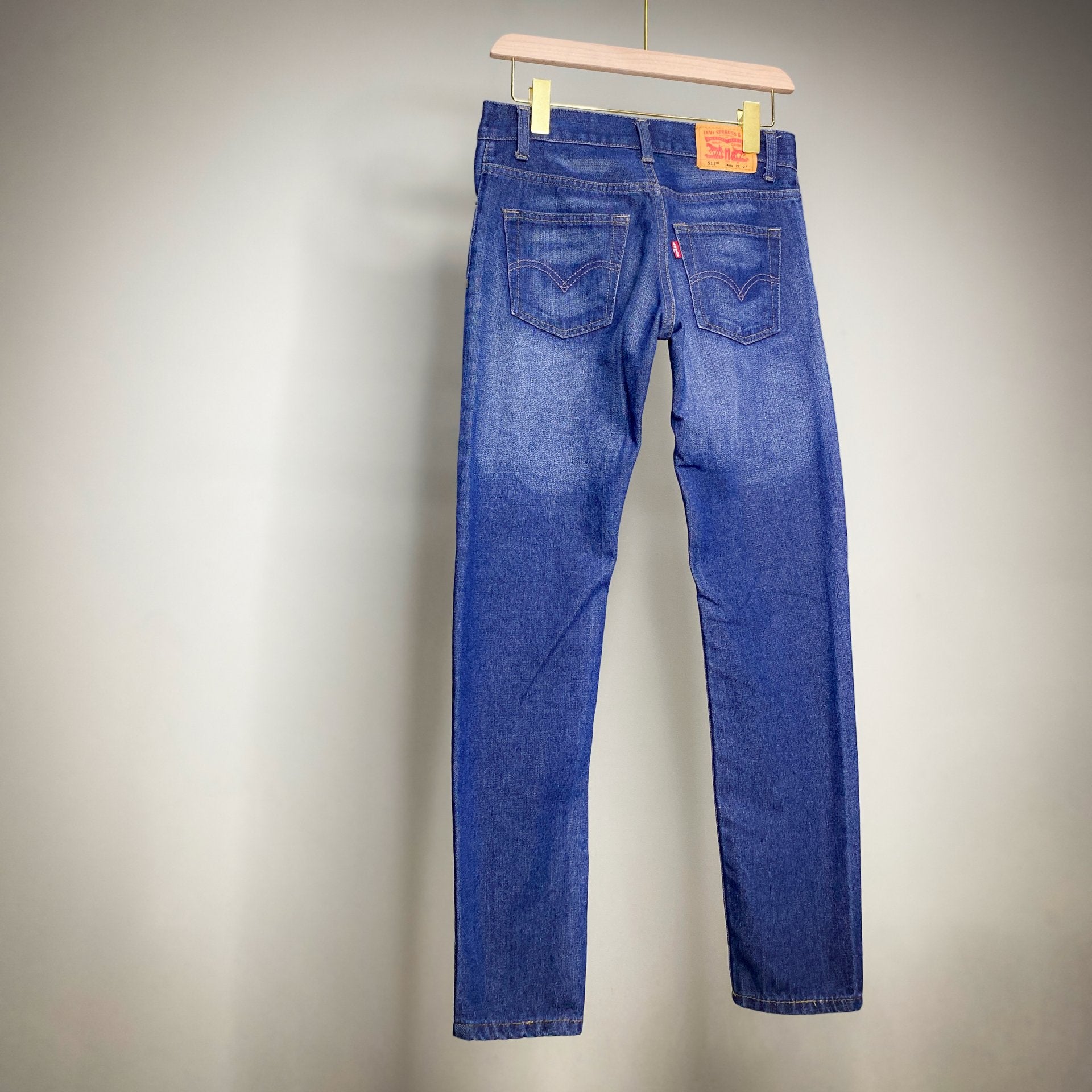 LEVIS 511 SKINNY JEANS // Size 27 waist 27 length.