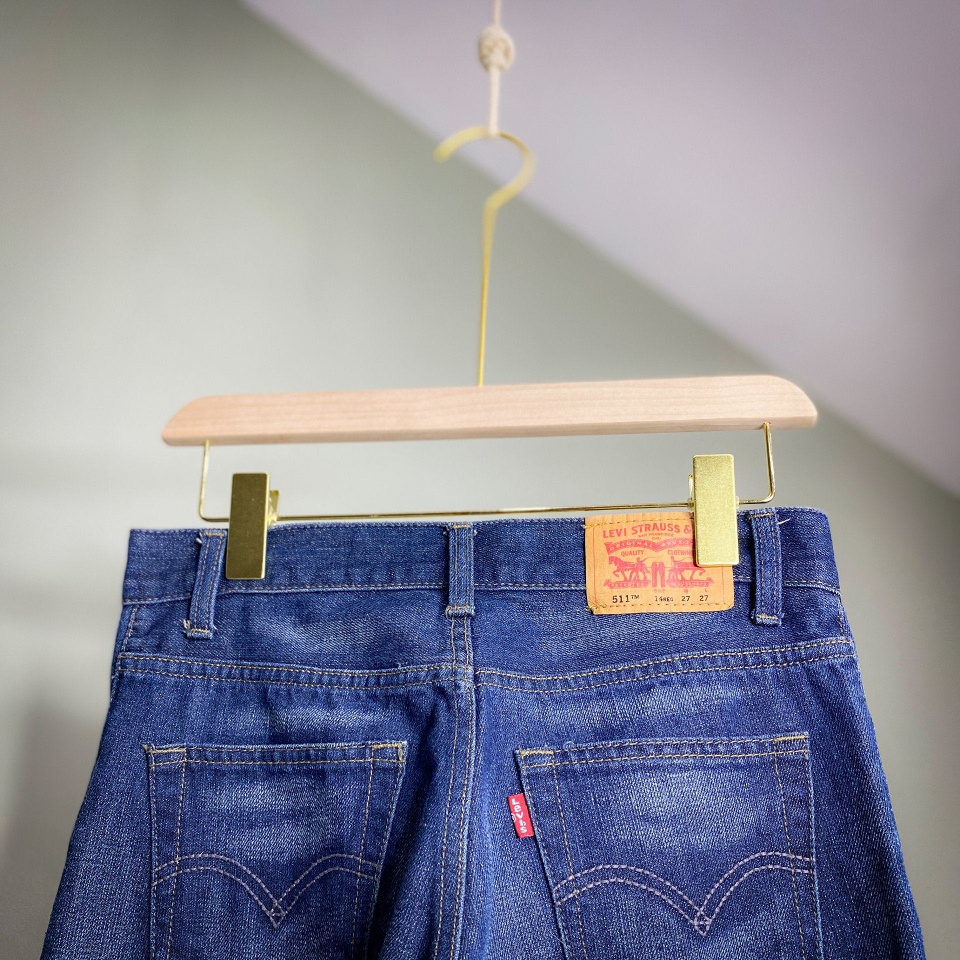 LEVIS 511 SKINNY JEANS // Size 27 waist 27 length.