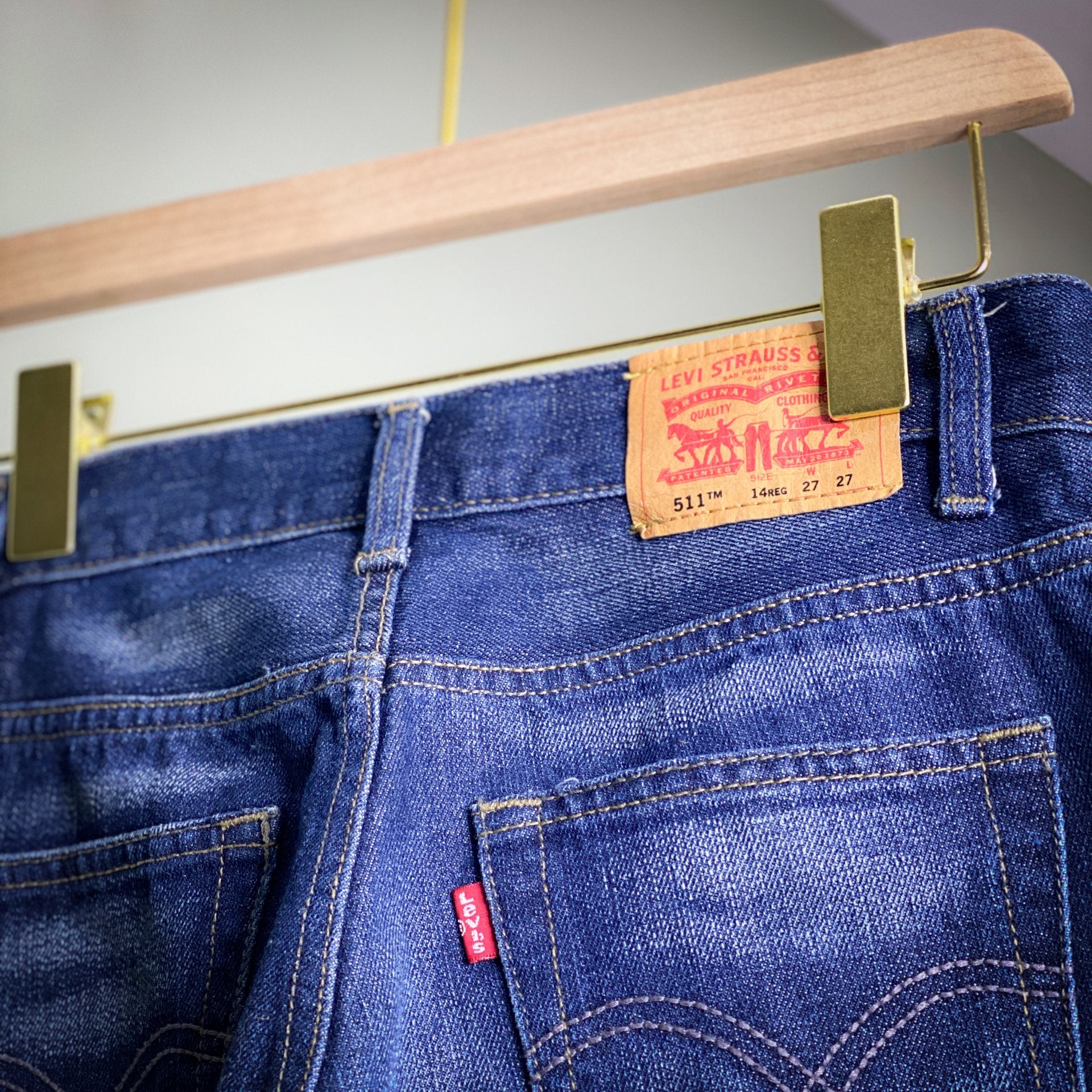 LEVIS 511 SKINNY JEANS // Size 27 waist 27 length.