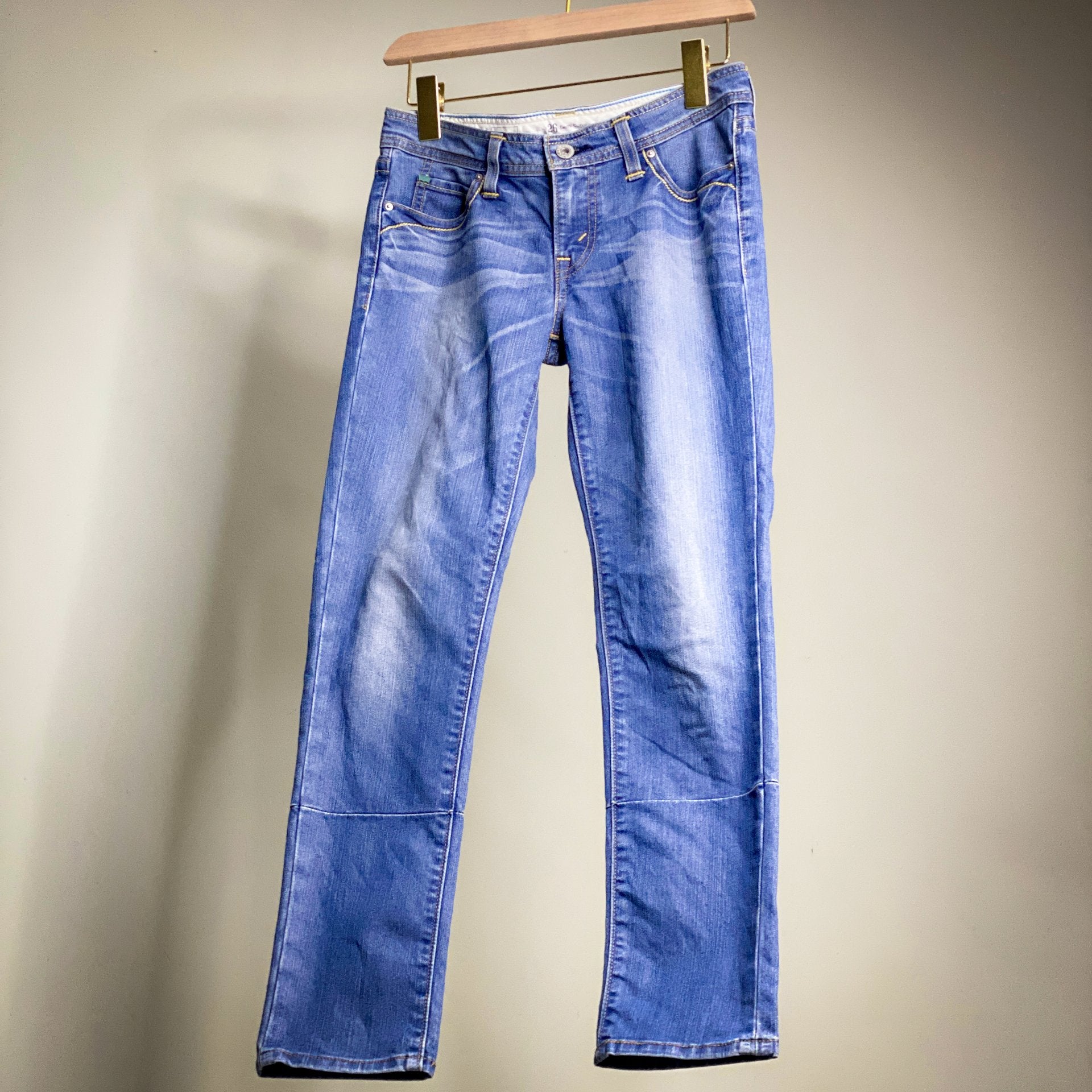 LEVIS DEMI CURVE CROP WITH STITCH DETAILING // Size 26 waist 26 length.