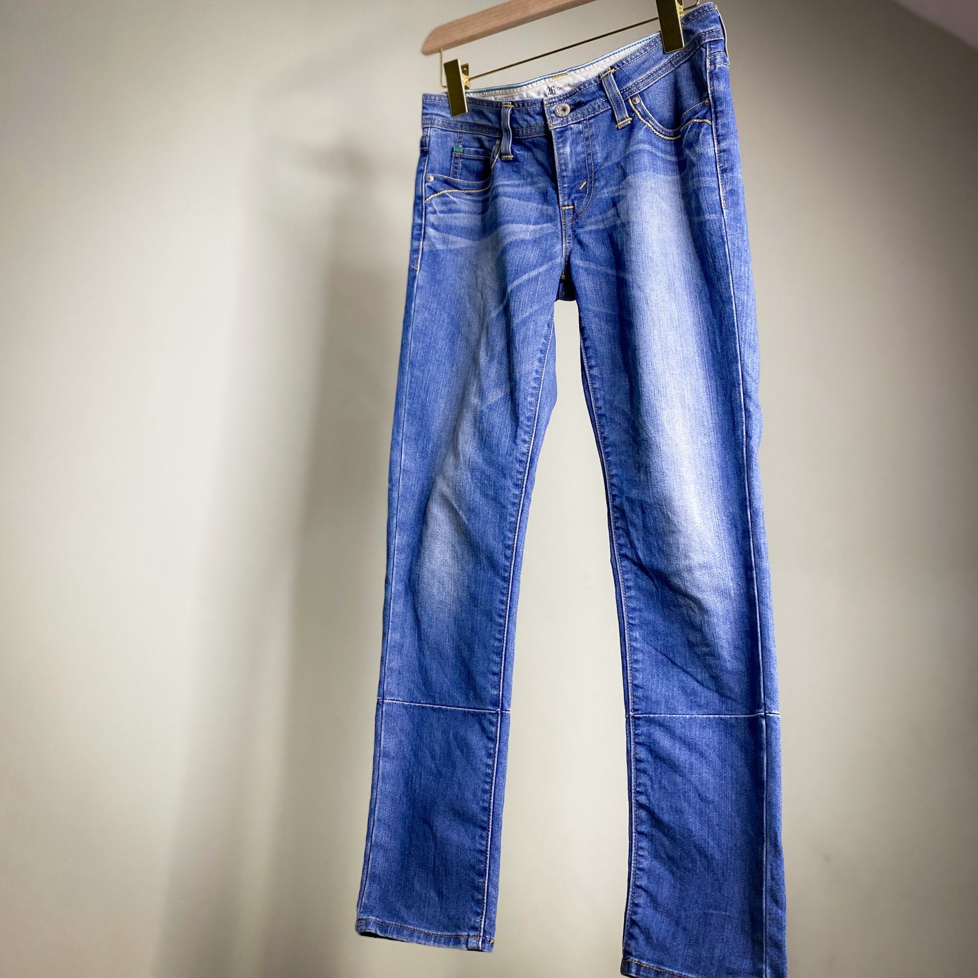 LEVIS DEMI CURVE CROP WITH STITCH DETAILING // Size 26 waist 26 length.