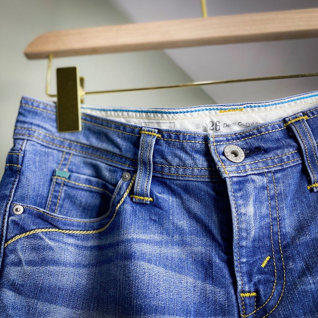 LEVIS DEMI CURVE CROP WITH STITCH DETAILING // Size 26 waist 26 length.