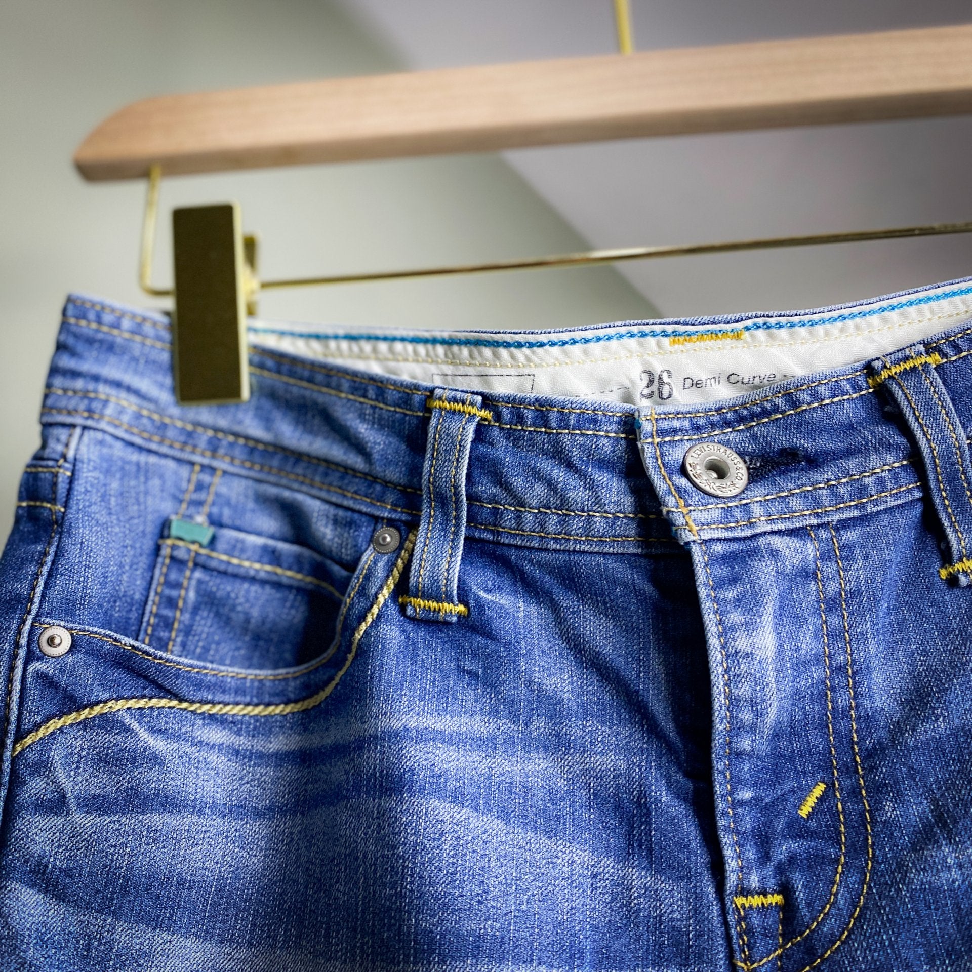 LEVIS DEMI CURVE CROP WITH STITCH DETAILING // Size 26 waist 26 length.