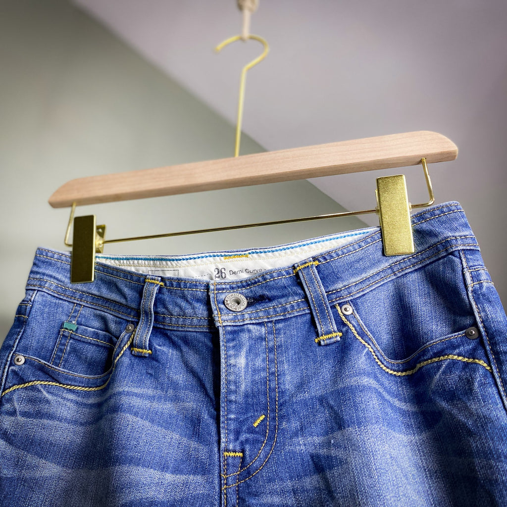 LEVIS DEMI CURVE CROP WITH STITCH DETAILING // Size 26 waist 26 length.