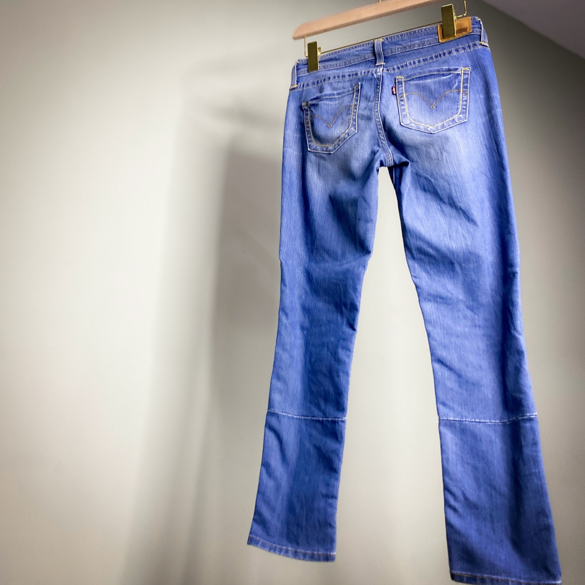 LEVIS DEMI CURVE CROP WITH STITCH DETAILING // Size 26 waist 26 length.