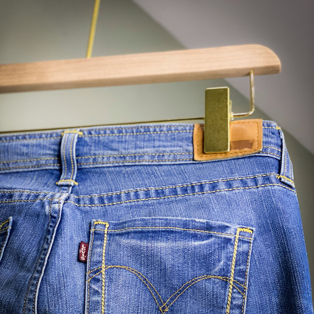 LEVIS DEMI CURVE CROP WITH STITCH DETAILING // Size 26 waist 26 length.