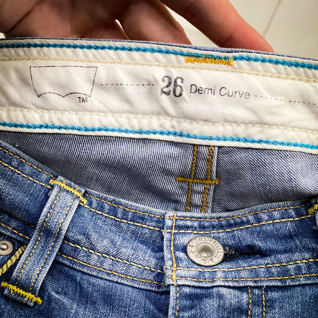 LEVIS DEMI CURVE CROP WITH STITCH DETAILING // Size 26 waist 26 length.
