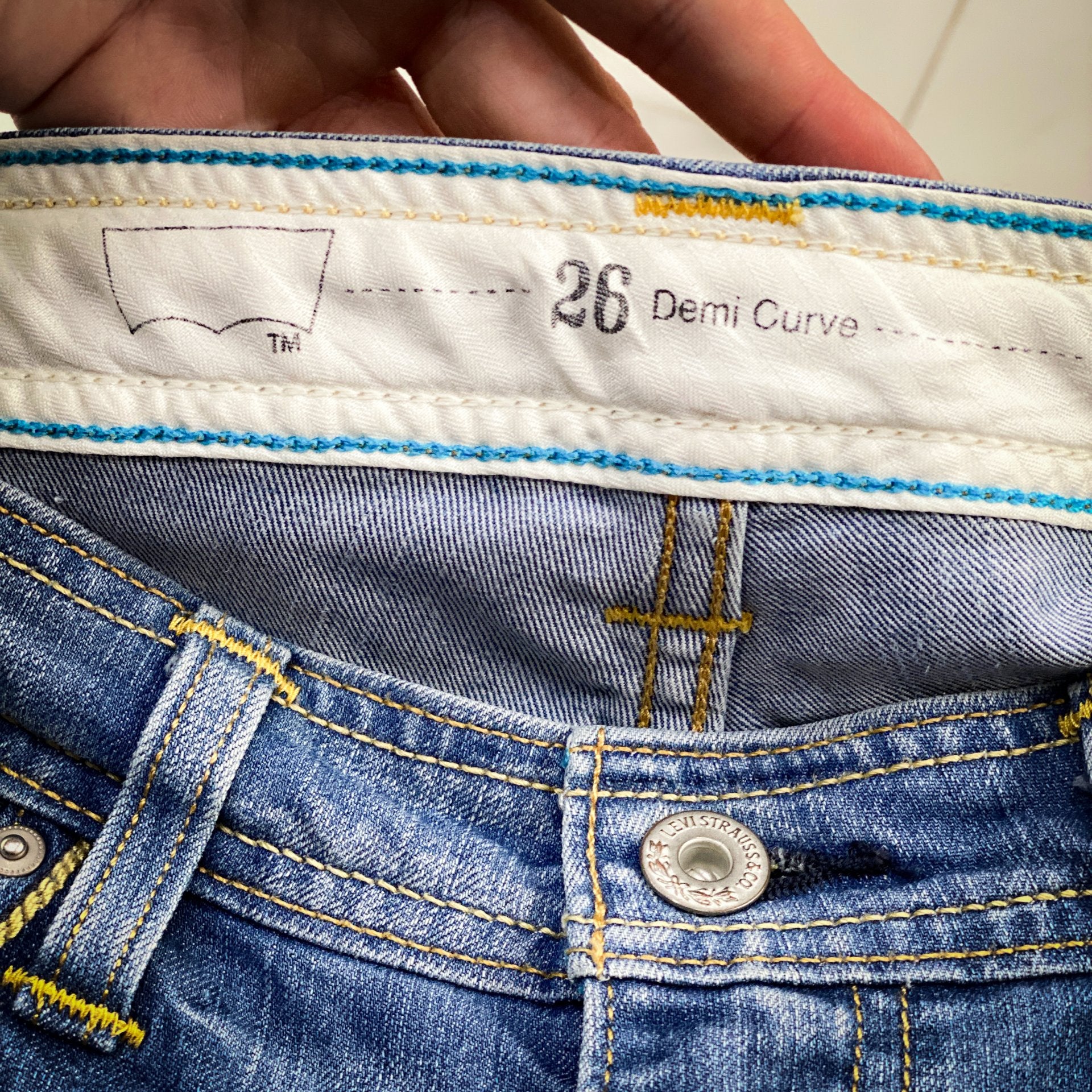 LEVIS DEMI CURVE CROP WITH STITCH DETAILING // Size 26 waist 26 length.