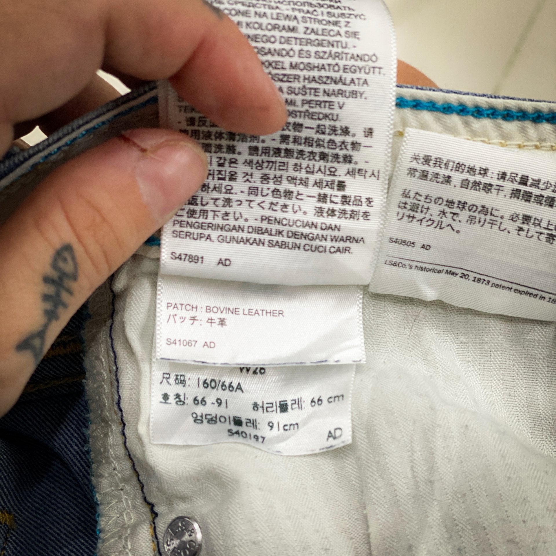 LEVIS DEMI CURVE CROP WITH STITCH DETAILING // Size 26 waist 26 length.