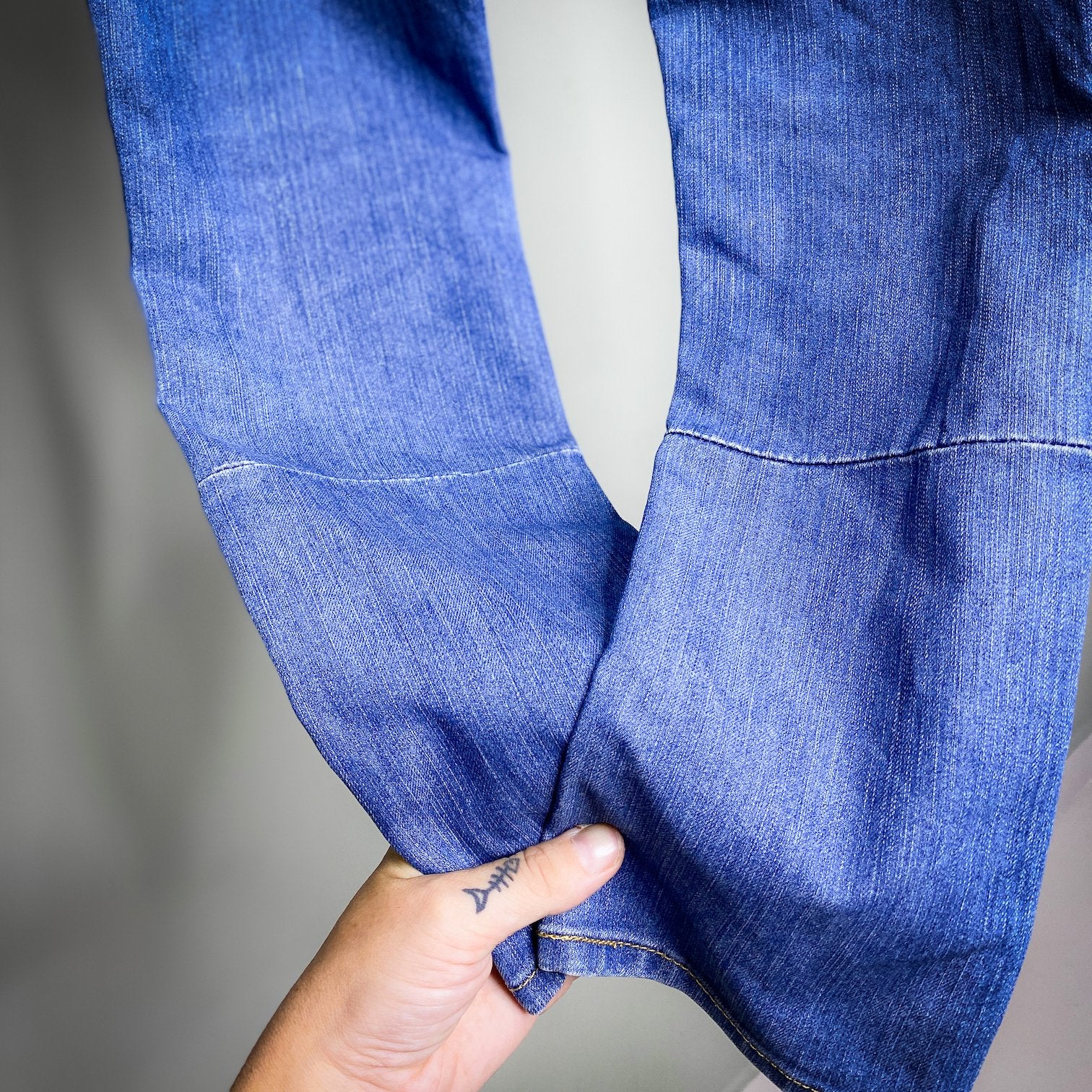 LEVIS DEMI CURVE CROP WITH STITCH DETAILING // Size 26 waist 26 length.