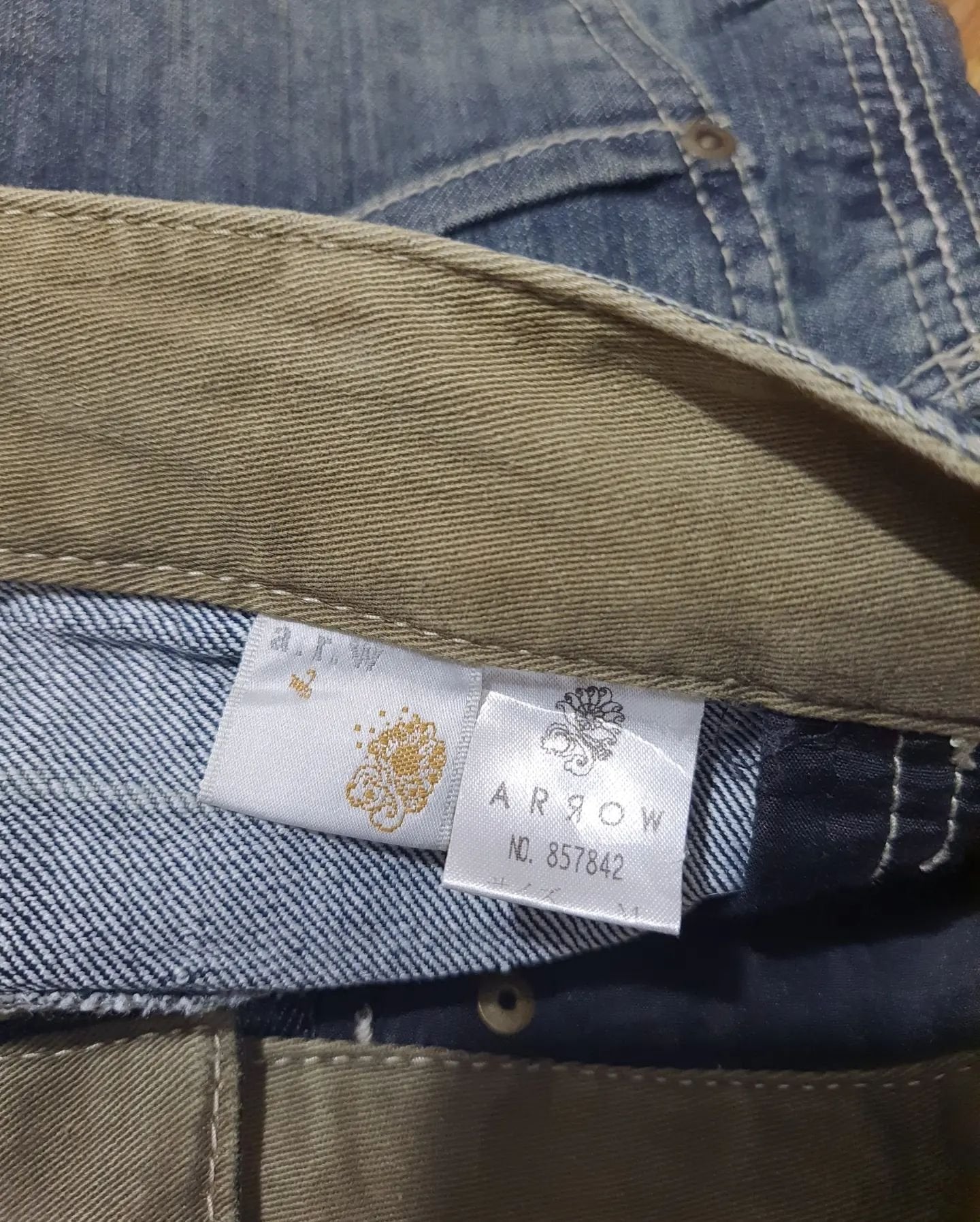 Arrow Thigh To Open Leg With Rubber Skinny Pants