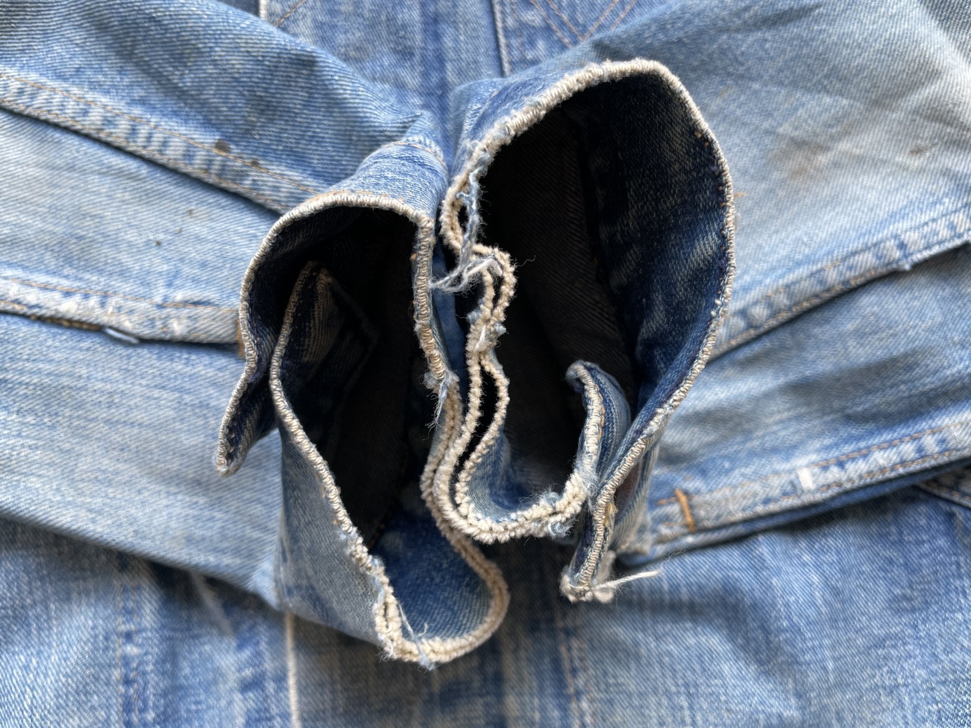 Vintage Wrangler selvedge denim jacket faded distressed light wash 42