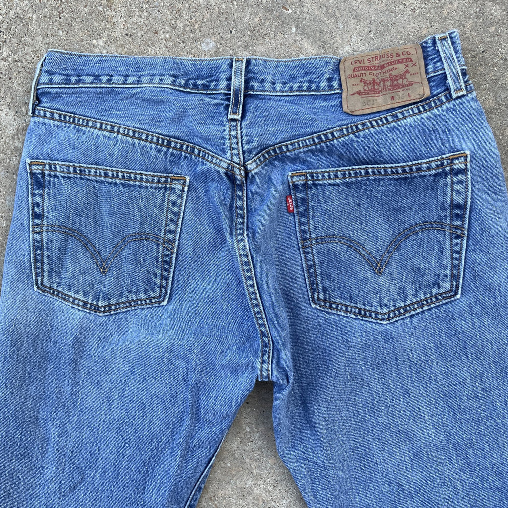 Vintage Levi 501 33x32 denim jeans medium blue faded