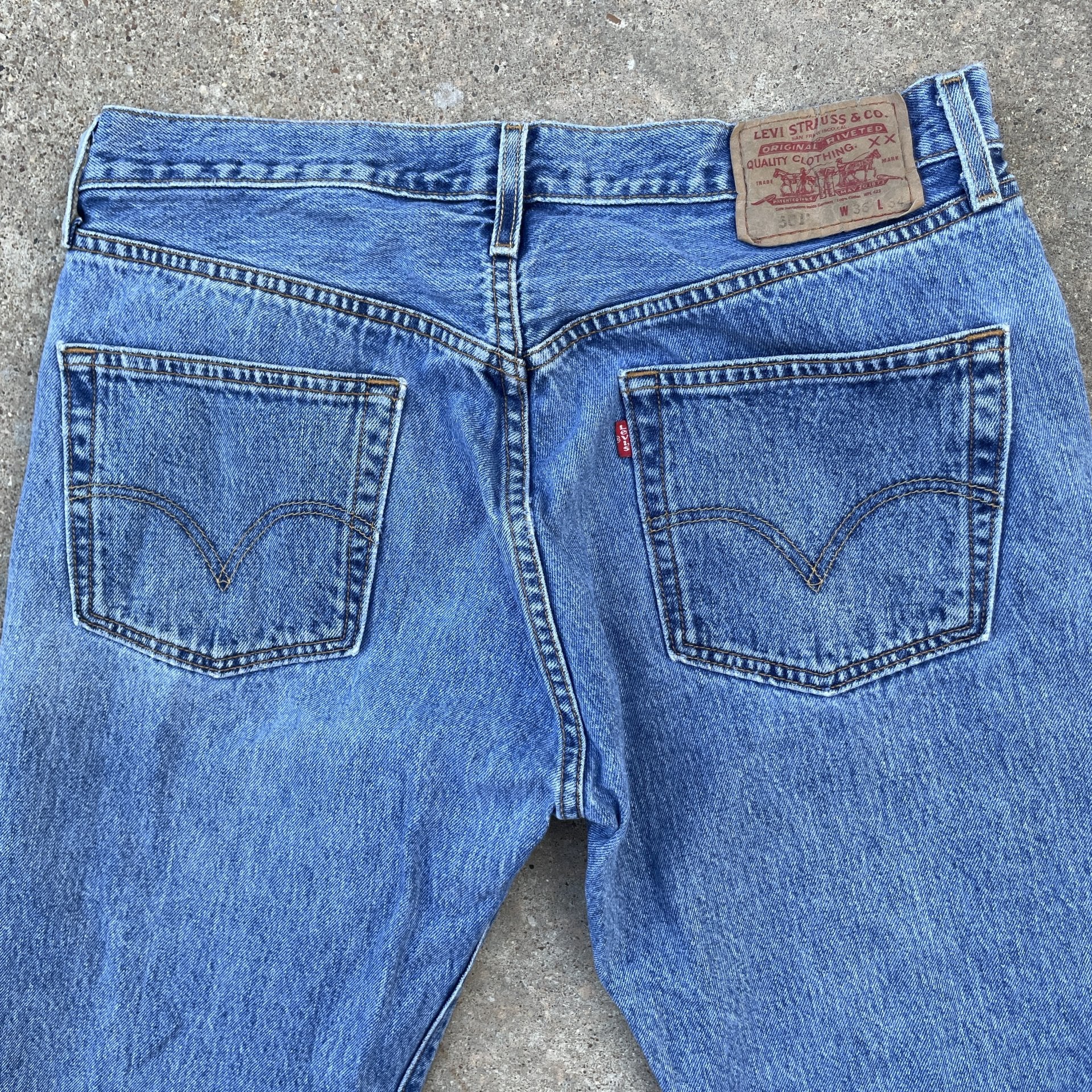 Vintage Levi 501 33x32 denim jeans medium blue faded