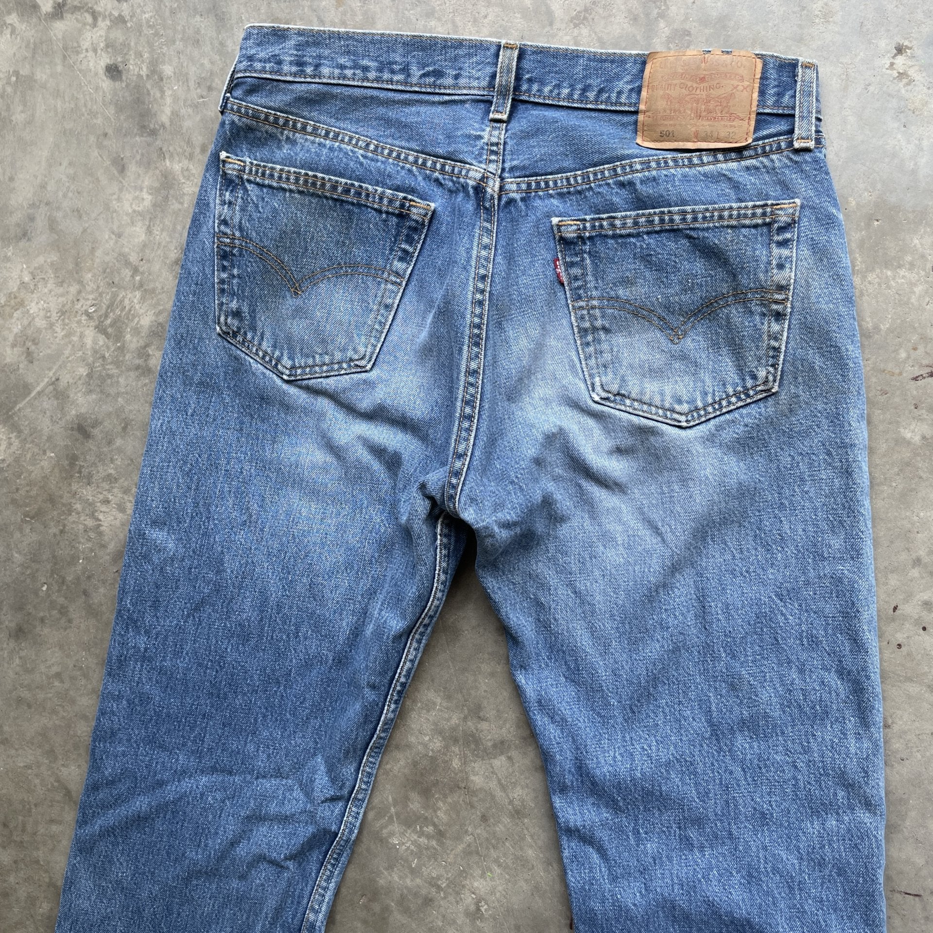 Vintage Levi 501 medium wash blue denim jeans 34x32 fit 32x30