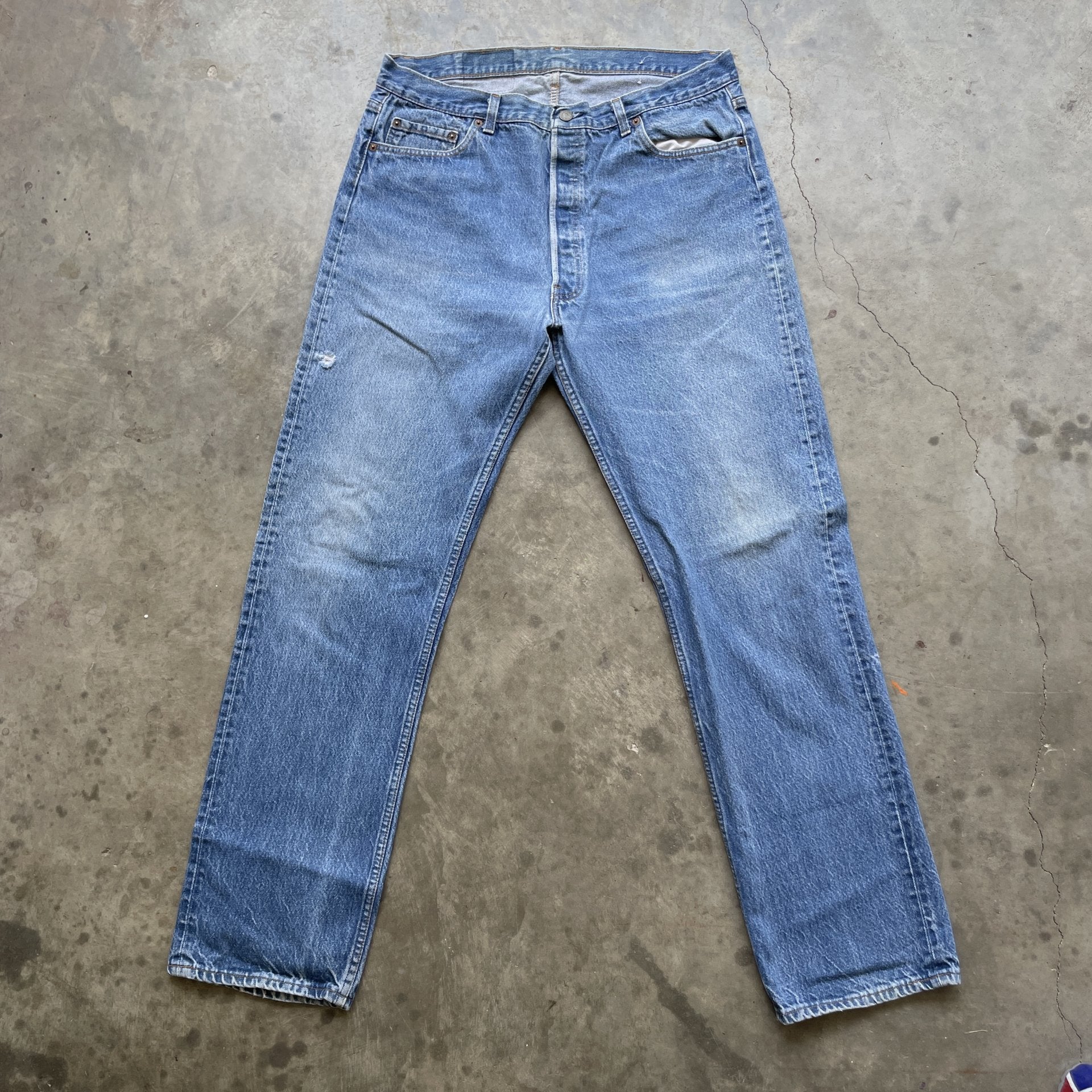 Vintage 80s Levi 501 medium wash blue denim jeans 38x34 fit 36x33