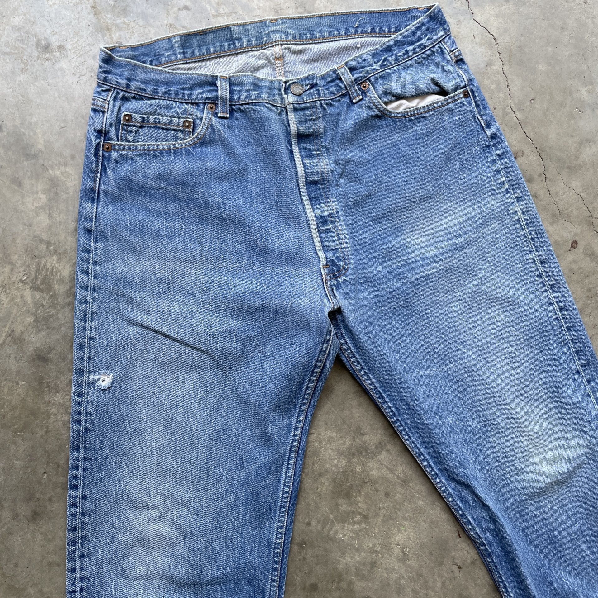 Vintage 80s Levi 501 medium wash blue denim jeans 38x34 fit 36x33