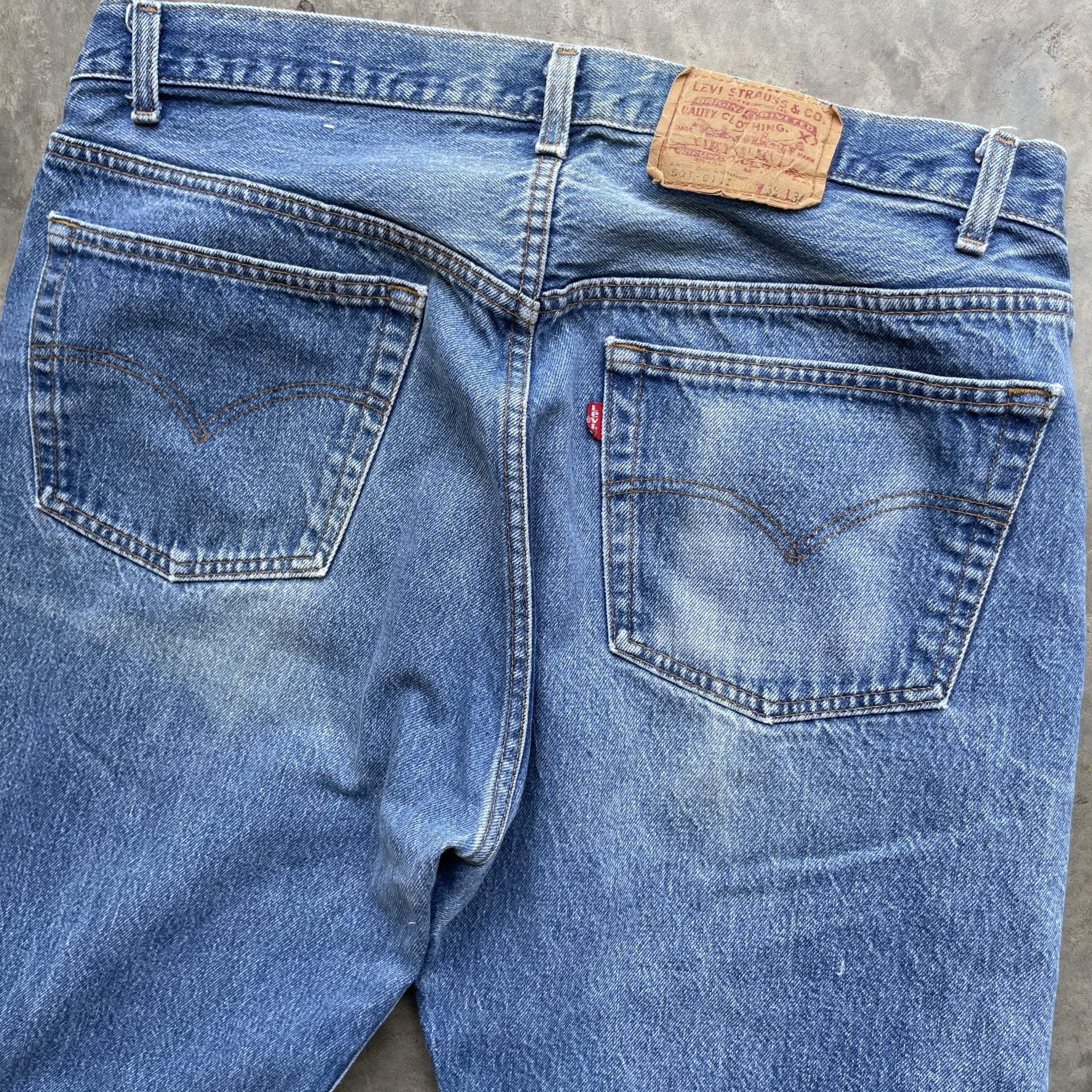 Vintage 80s Levi 501 medium wash blue denim jeans 38x34 fit 36x33