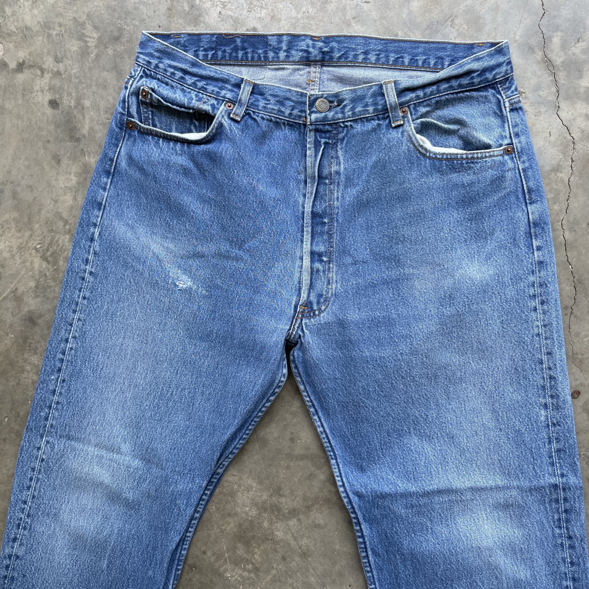 Vintage 80s Levi 501 medium wash blue denim jeans 38x34 fit 35x32