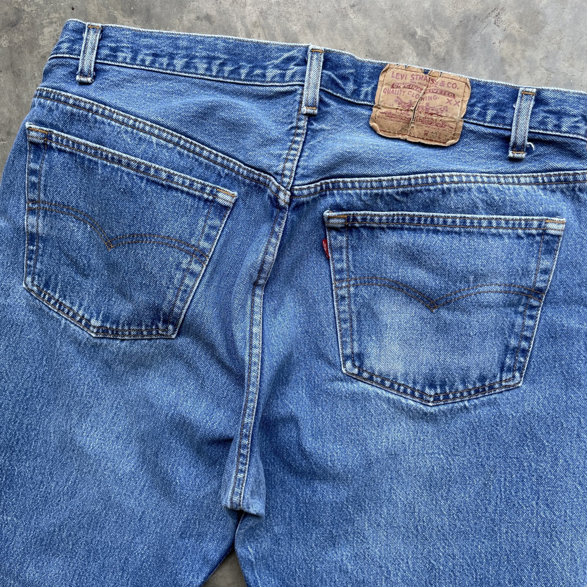 Vintage 80s Levi 501 medium wash blue denim jeans 38x34 fit 35x32
