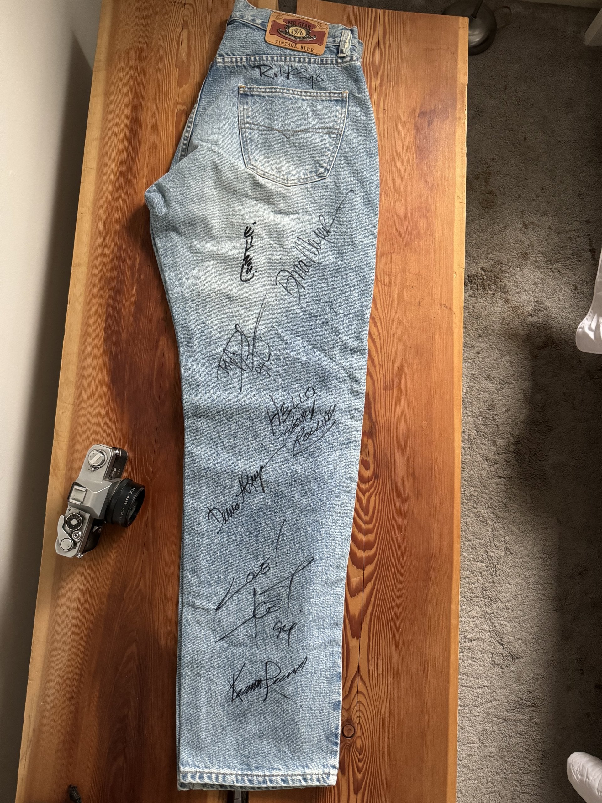 BIG STAR DIGGERS SIGNED BY CAST OF JOHNNY MNEMONIC 1994