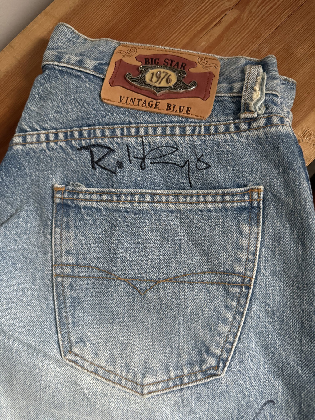 BIG STAR DIGGERS SIGNED BY CAST OF JOHNNY MNEMONIC 1994